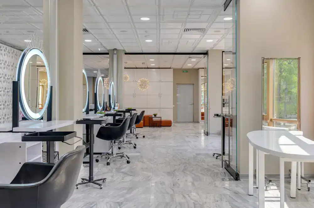 Interior moderno de salón de peluquería