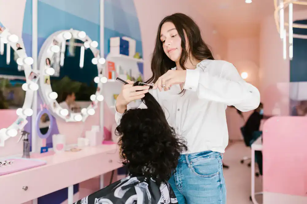 Estilista cortando el cabello